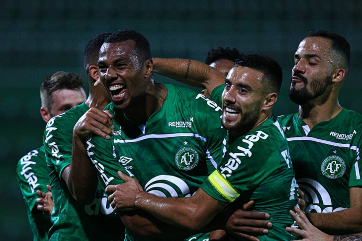 Zagueiros fizeram os gols da Chapecoense / Foto: Márcio Cunha / ACF