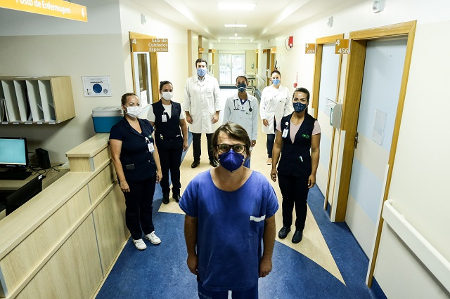 Equipe de profissionais se dedica aos pacientes desde o início da pandemia. Fotos: Guilherme Hahn/Especial 4oito