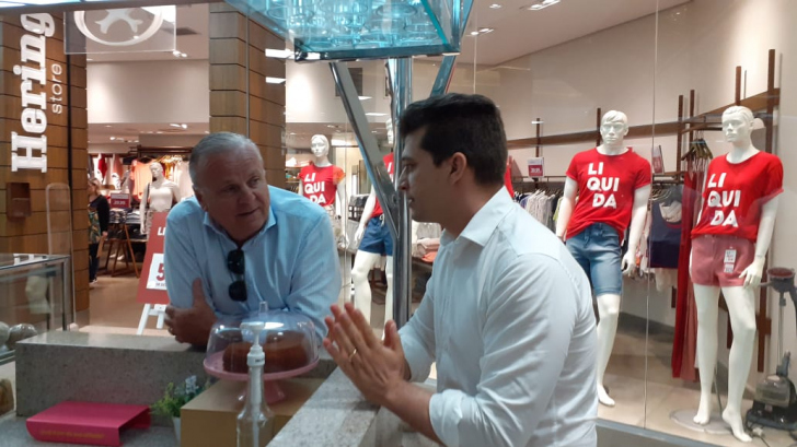 Márcio Búrigo conversando com o vereador Israel Rabello / Divulgação