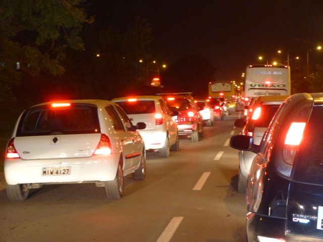 Rua Nicolau Destri Napoleão, acesso ao Jardim Angélica e à Centenário, congestionada no fim da tarde / Foto: Denis Luciano / 4oito