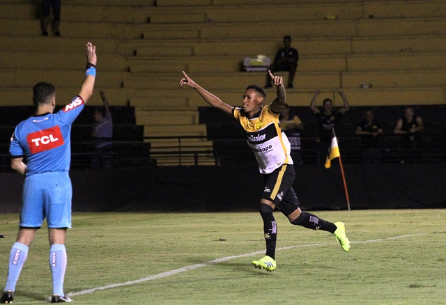 Reinaldo, de 17 anos, fez o gol decisivo / Fotos: Daniel Búrigo / A Tribuna