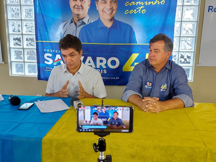 Salvaro e Ricardo Fabris em entrevista coletiva nesta segunda pela manhã / Fotos: Denis Luciano / 4oito