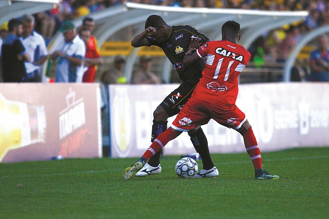 Suspenso pelo terceiro amarelo, Marlon Freitas é desfalque para o jogo contra o Vila Nova/Foto: Guilherme Hahn/Especial