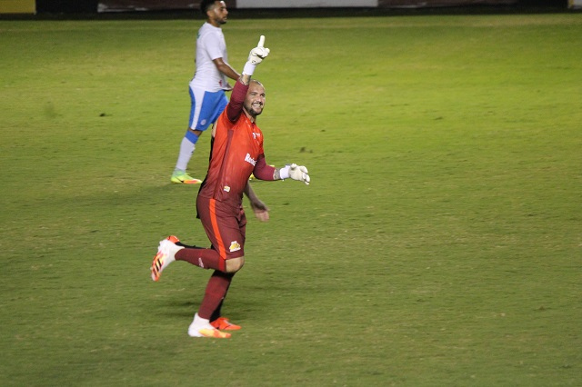 Goleiro Agenor comemorando o gol do Tigre / Foto: Celso da Luz / Criciúma EC