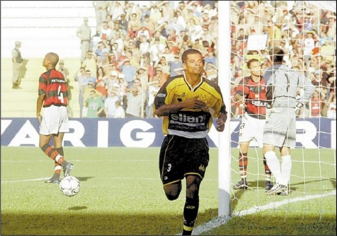 Criciúma na Série A em 2003, vencendo o Flamengo / Foto: Ulisses Job / Arquivo
