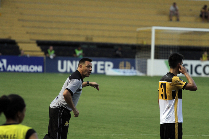 Foi no banco de reservas que treinador achou o jogador que mudaria o rumo da partida/Foto: Daniel Búrigo/A Tribuna