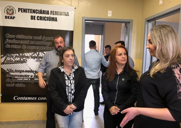 Daniela Reinehr em visita à Penitenciária Feminina / Divulgação