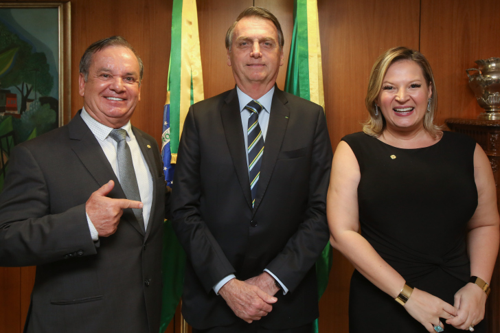 Na foto com o presidente Bolsonaro e a líder Joice Hasselmann, do PSL paulista / Divulgação