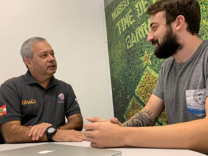 Jota Éder conversando com Tiago Neoti