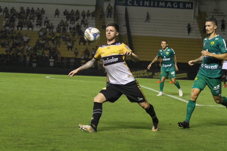 Eduardo pode retornar como volante ou atuar improvisado na lateral