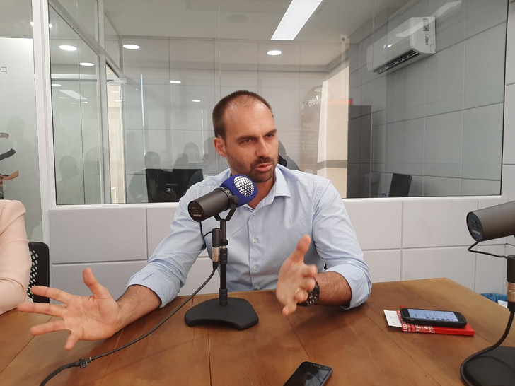 Eduardo Bolsonaro no estúdio da Som Maior em novembro de 2019 / Arquivo / 4oito