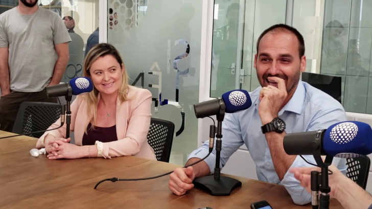 Julia e Eduardo Bolsonaro no estúdio da Som Maior, em novembro do ano passado / Arquivo / 4oito