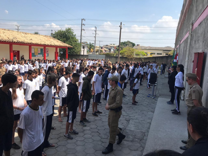 Alunos em forma na Escola Natálio Vassoler / Divulgação