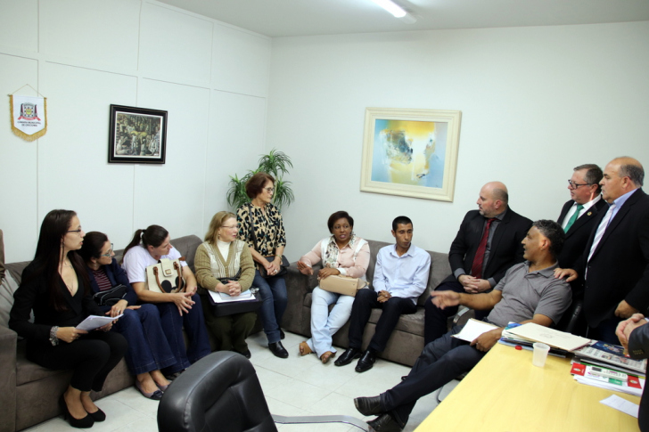 Representantes da Escola Santa Rita de Cássia conversaram com vereadores hoje / Divulgação