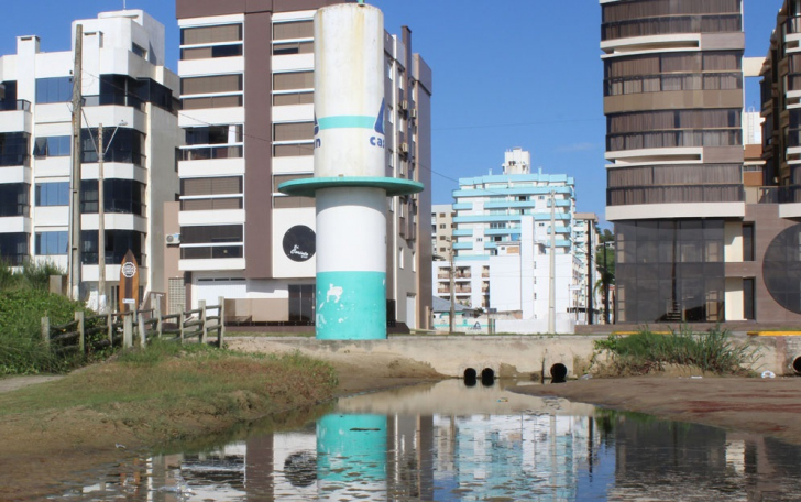 Laguna vem tendo problemas com vazamentos em redes de esgoto / Foto: Elvis Palma / Divulgação