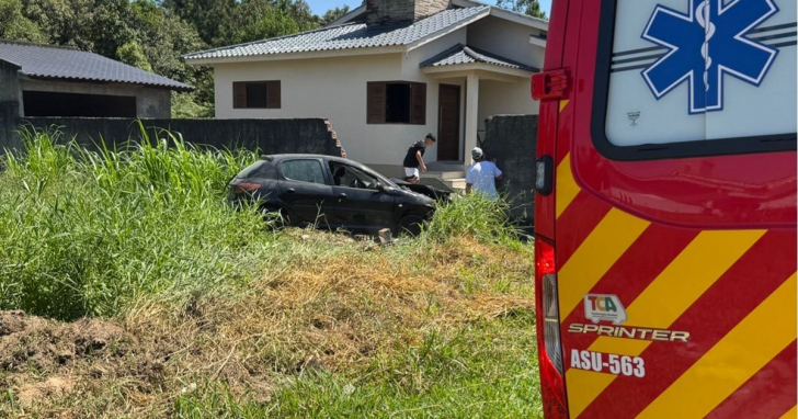 Jovens são encaminhadas ao hospital após acidente em Criciúma | Foto: Divulgação/CBMSC