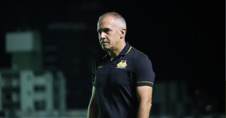 Após falhas e perda de duelos, técnico mantém confiança e pede apoio da torcida.| Foto: Celso da Luz/Criciúma