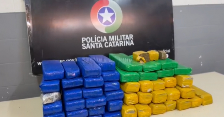 Mulher transporta 40 kg de maconha e é presa pela PM | Foto: PM SC