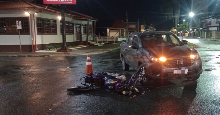 Colisão entre carro e moto deixa feridos | Foto: CBM SC