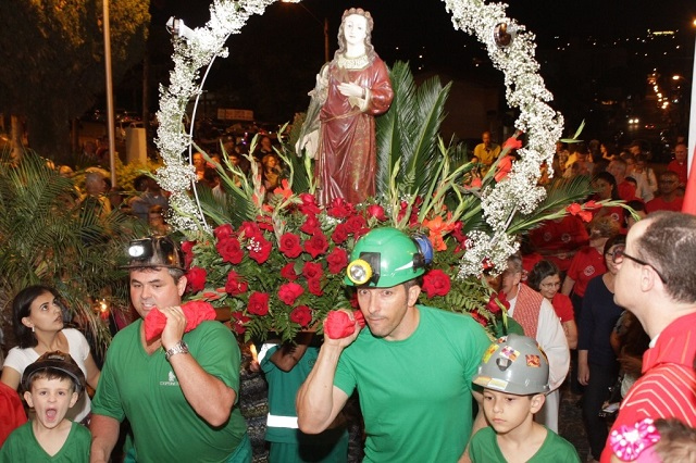 Transladação da imagem, sempre um momento importante da festa / Foto: Daniel Búrigo / A Tribuna / Arquivo