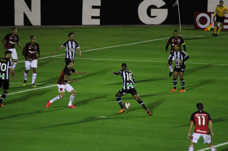 Figueirense ficou no 0 a 0 com o Vitória em casa / Divulgação