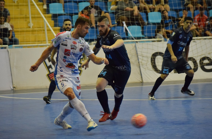 Fixo Peru (de branco) duelará contra o ala Evandro, hoje no Tubarão Futsal/Foto: Joaçaba Futsal/Divulgação