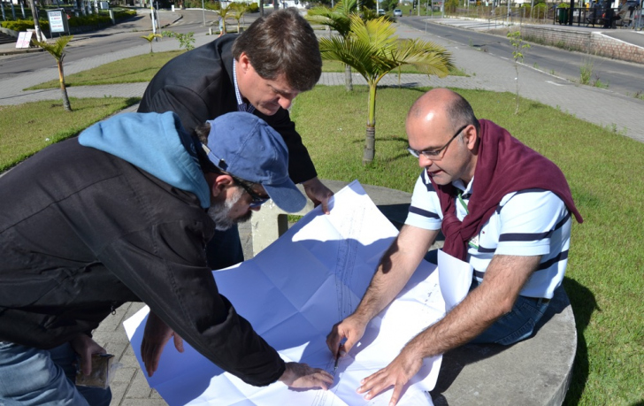 Arquiteto Giuliano Colossi apresentando o projeto em 2013, na avenida / Arquivo / 4oito