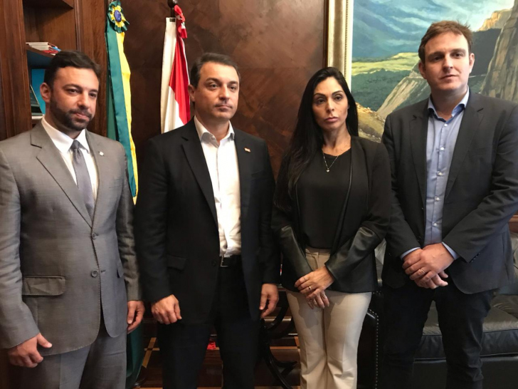 Governador com os deputados Daniel Freitas, Geovania de Sá e Ricardo Guidi, que atuam na questão da Latam em Jaguaruna / Divulgação