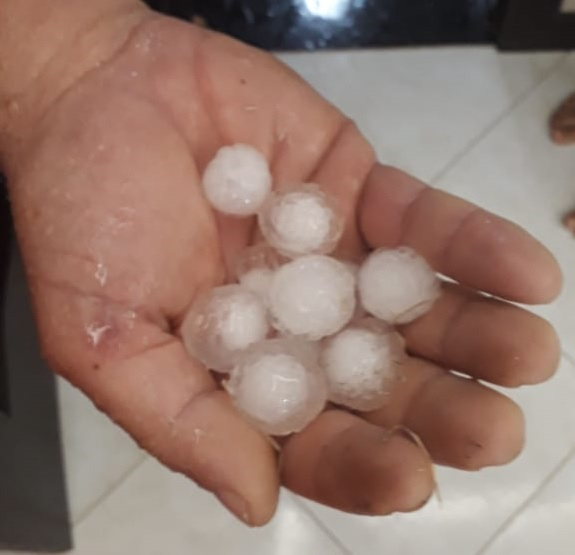 Flagrante de granizo em Jaguaruna neste início de noite / Divulgação