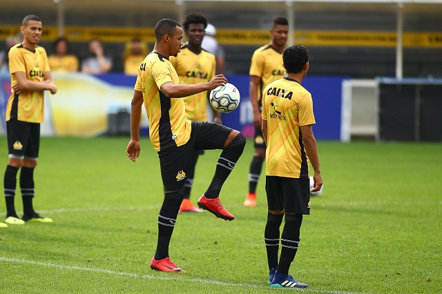 Com a camisa tricolor, ele já desempenhou três diferentes funções no esquema do Criciúma / Foto: Guilherme Hahn/Especial