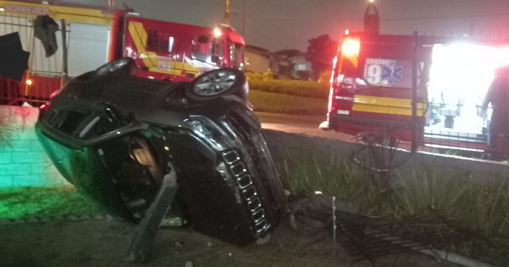 Motorista de 43 anos ficou ferido após perder o controle do veículo | Foto: CBMSC/4oito
