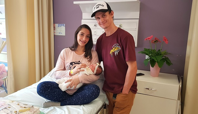 Os pais Gabrieli e Dillan com a pequena Laura, o milésimo bebê nascido no HMISC. Família é do Rincão / Divulgação