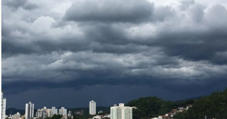 Nuvens carregadas se formam antes da tempestade | Foto: Arquivo/4oito