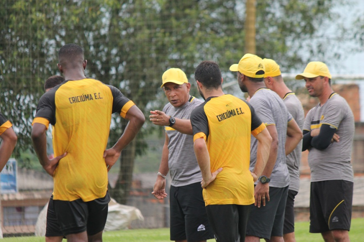 Hemerson Maria comanda treino no CT (Foto: Celso da Luz / Criciúma EC)