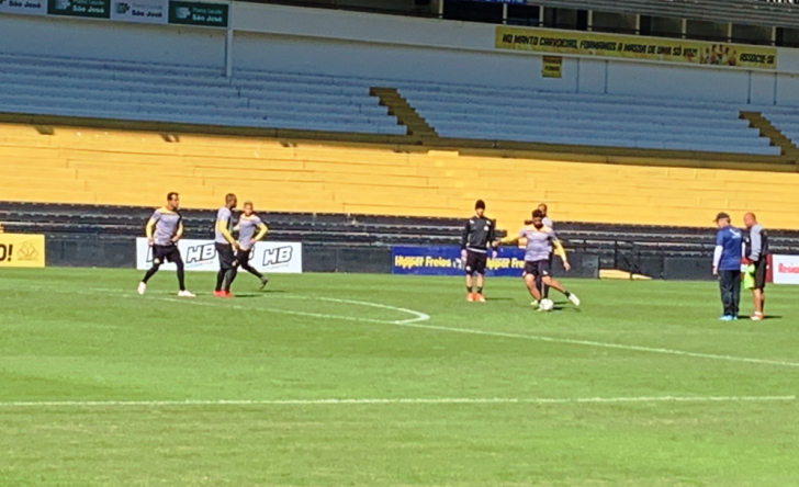 Kleina treinou cobranças de faltas ao final do treino. (Foto: Jota Éder/Timaço Som Maior)