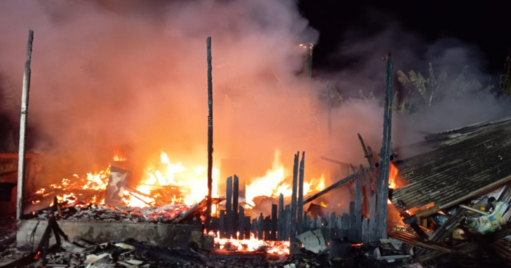 Incêndio atinge casa em Sombrio | Foto: CBM/Divulgação/4oito