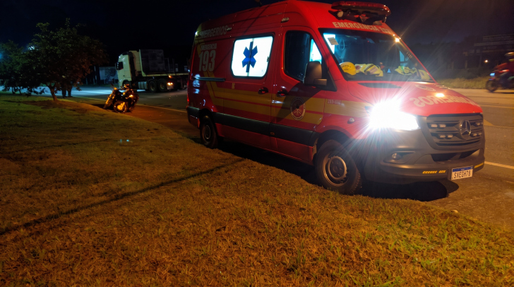 Motociclistas foram socorridos após colisão frontal na SC-447, em Criciúma | Foto: Divulgação/Corpo de Bombeiros