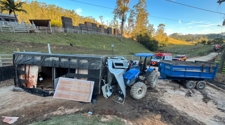 Caminhão perdeu os freios e bateu contra um trator estacionado na Estrada Geral do Caruru | Foto: Divulgação/Corpo de Bombeiros