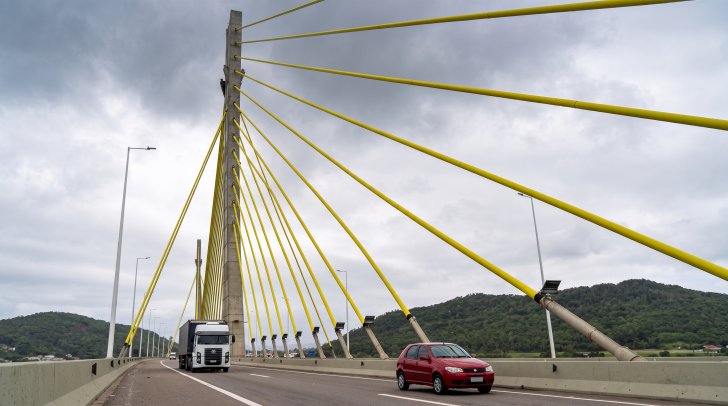 Motoristas voltaram a utilizar a Ponte Anita Garibaldi na manhã deste domingo após dez dias de interdição | Foto: Divulgação/CCR ViaCosteira/4oito