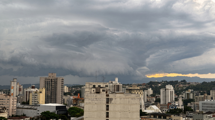 Chuva deve ter períodos de maior intensidade durante a manhã e voltar à tarde e à noite | Foto: Arquivo/4oito