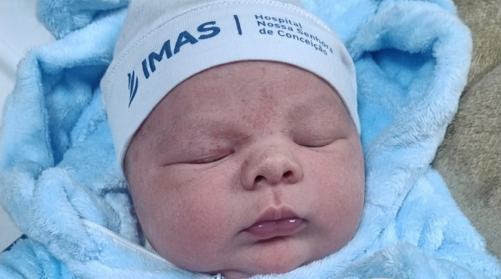 Gabriel nasceu com quase cinco quilos e chamou a atenção da equipe médica no Hospital Nossa Senhora da Conceição | Foto: Divulgação/4oito