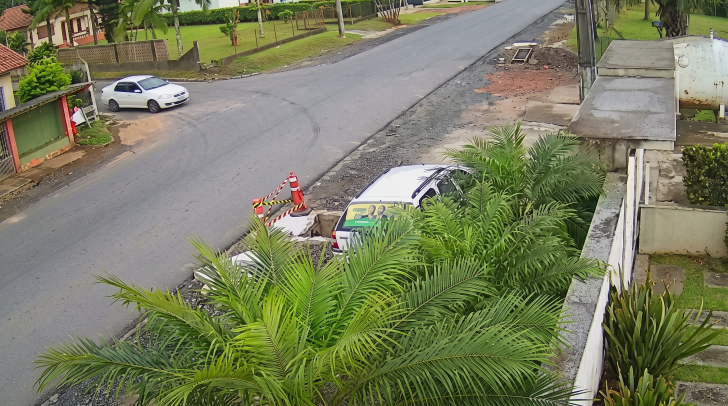 Motociclista ficou ferido após perder o controle e atingir um carro estacionado em Forquilhinha | Foto: Divulgação/PM
