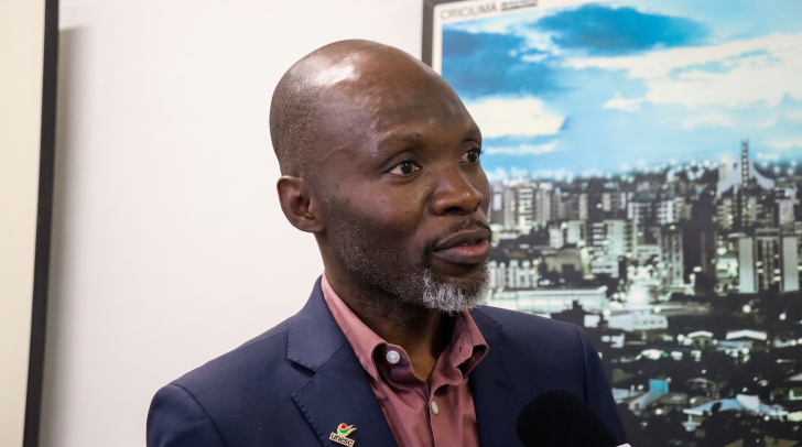 Embaixador do Togo se reuniu com a direção da Acic para discutir parcerias | Foto: Lucas Mackowieski/4oito