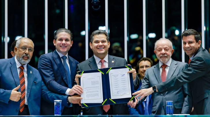 A mudança prevê a adoção da escala 5x2 e a manutenção dos salários durante a redução da jornada | Foto: Ricardo Stuckert/Presidência da República/Divulgação