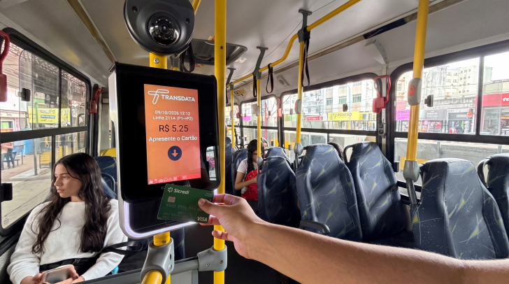 Passageiros poderão pagar a passagem de ônibus com cartões de crédito e débito por aproximação a partir de 15 de outubro | Foto: Divulgação/4oito