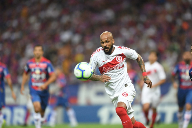 Desempenho do volante no Internacional foi pífio (Foto: Ricardo Duarte / SC Internacional)