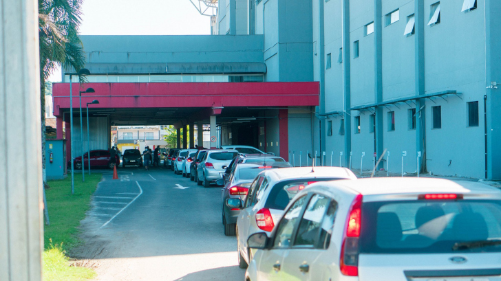 Fila de carros para compra de máscaras do Joinville / Fotos: Lucas Hofmann / JEC