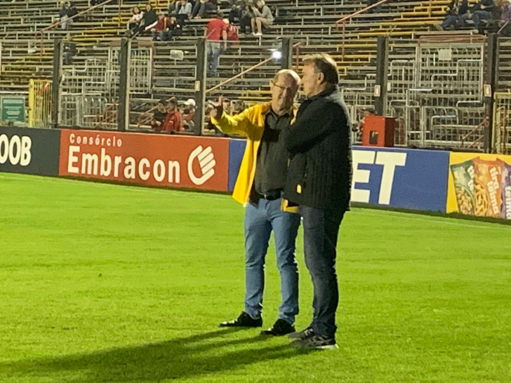 Jaime Dal Farra e João Carlos Maringá conversando antes do jogo de terça em Pelotas / Foto: Jota Éder / Timaço / Rádio Som Maior