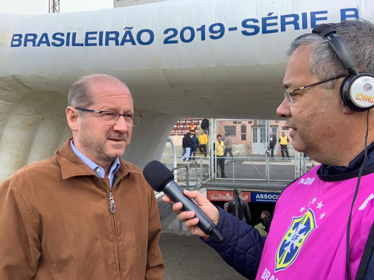 Jaime Dal Farra com o repórter Jota Éder ontem, em Curitiba / Divulgação