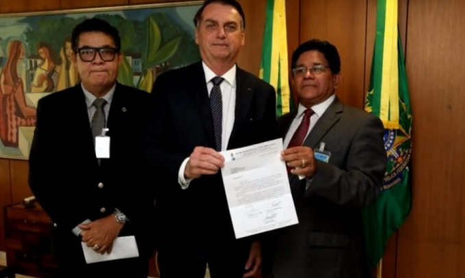 Bolsonaro recebendo o convite para o evento em Camboriú / Divulgação
